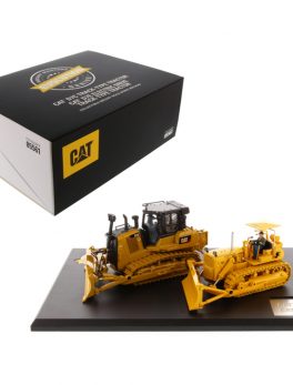 CAT Caterpillar D7C Track Type Tractor (Circa 1955-1959) and CAT Caterpillar D7E Electric Drive Track Type Tractor (Current) with Operators Evolution Series Set of 2 pieces 1/50 Diecast M 85561